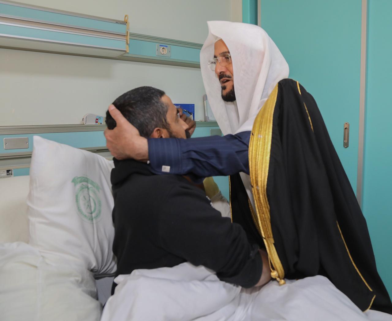 وزير الشؤون الإسلامية يزور مصابي الحد الجنوبي ويطمئن على صحتهم