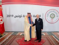 الملك سلمان يشيد بالنتائج الإيجابية لقمة تونس
