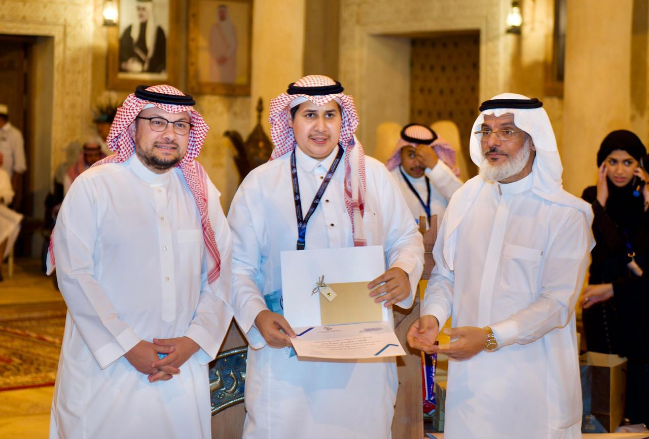 أمين عام الهيئة السعودية للتخصصات الصحية يكرم ”آل شجاع”