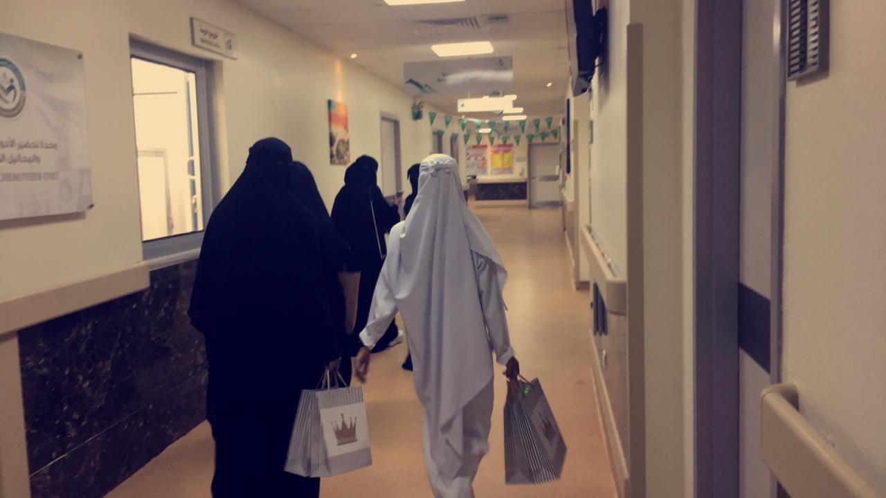 فريق السمو الصاعد يزور قسم الأورام بمستشفى محمد بن ناصر بجازان