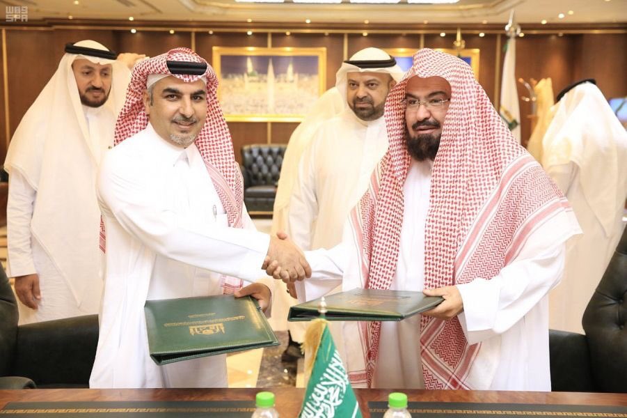 مزود بشريحة إلكترونية ومصنوع بأيد سعودية… شاهد السجاد الجديد للمسجد النبوي