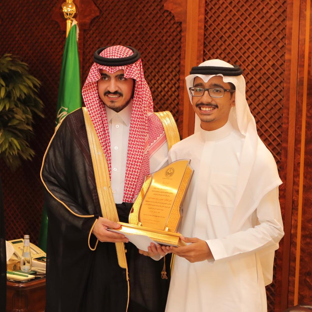 أمير مكة بالنيابة ⁧‫بدر بن سلطان‬⁩ ‏يكرم طلاب مكة الفائزين ببطولة فرسان التعليم