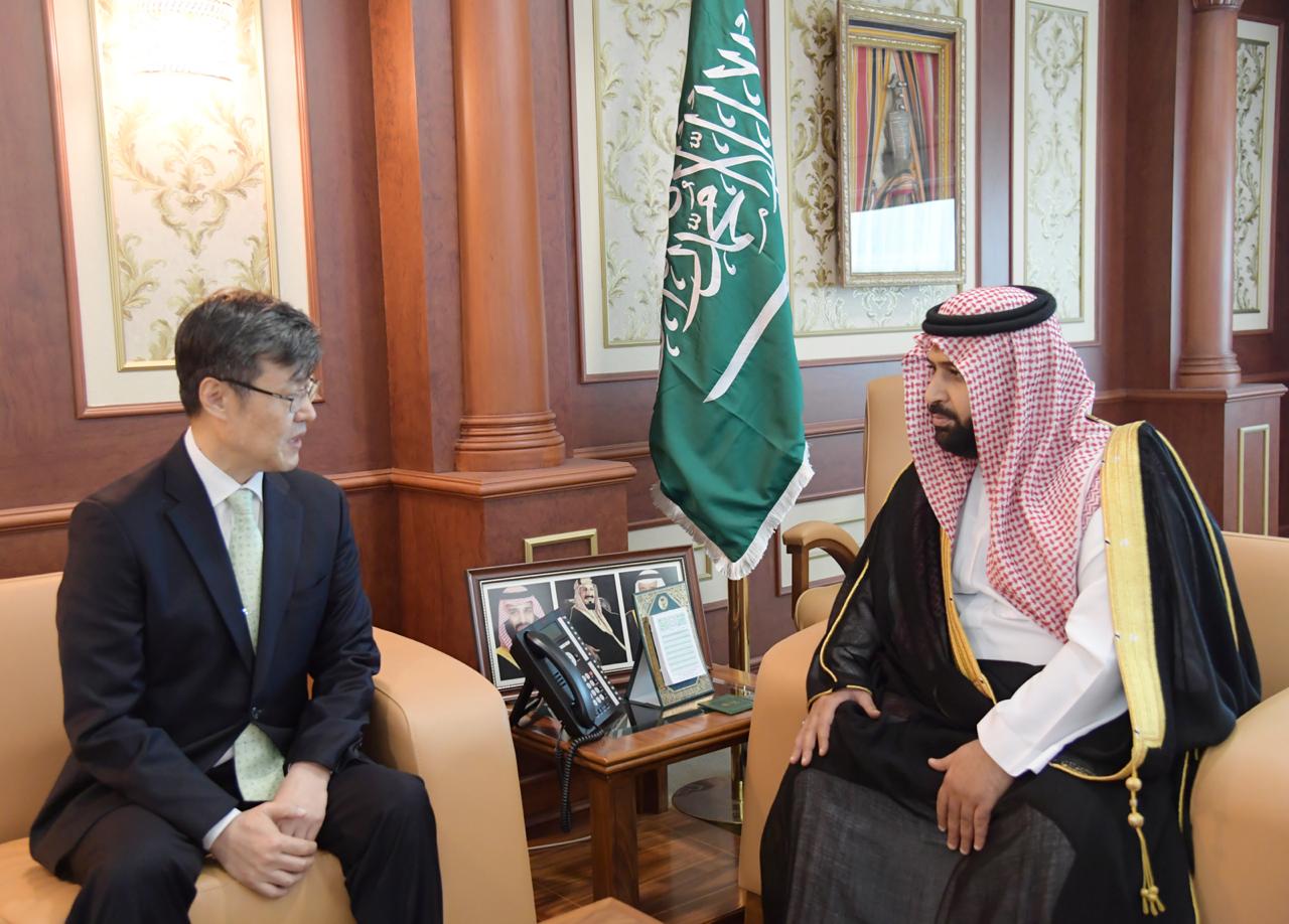 نائب أمير منطقة جازان يستقبل القنصل الكوري الجنوبي لدى المملكة .