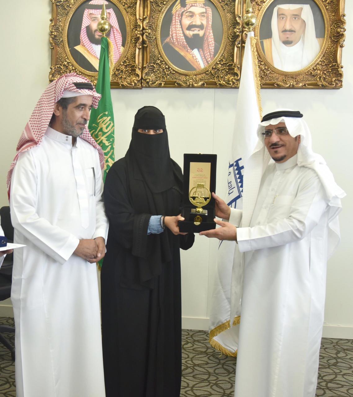 تقديراً لما قامت به من عمل إنساني : مدير جامعة الباحة يُكرّم الطالبة أميرة الغامدي