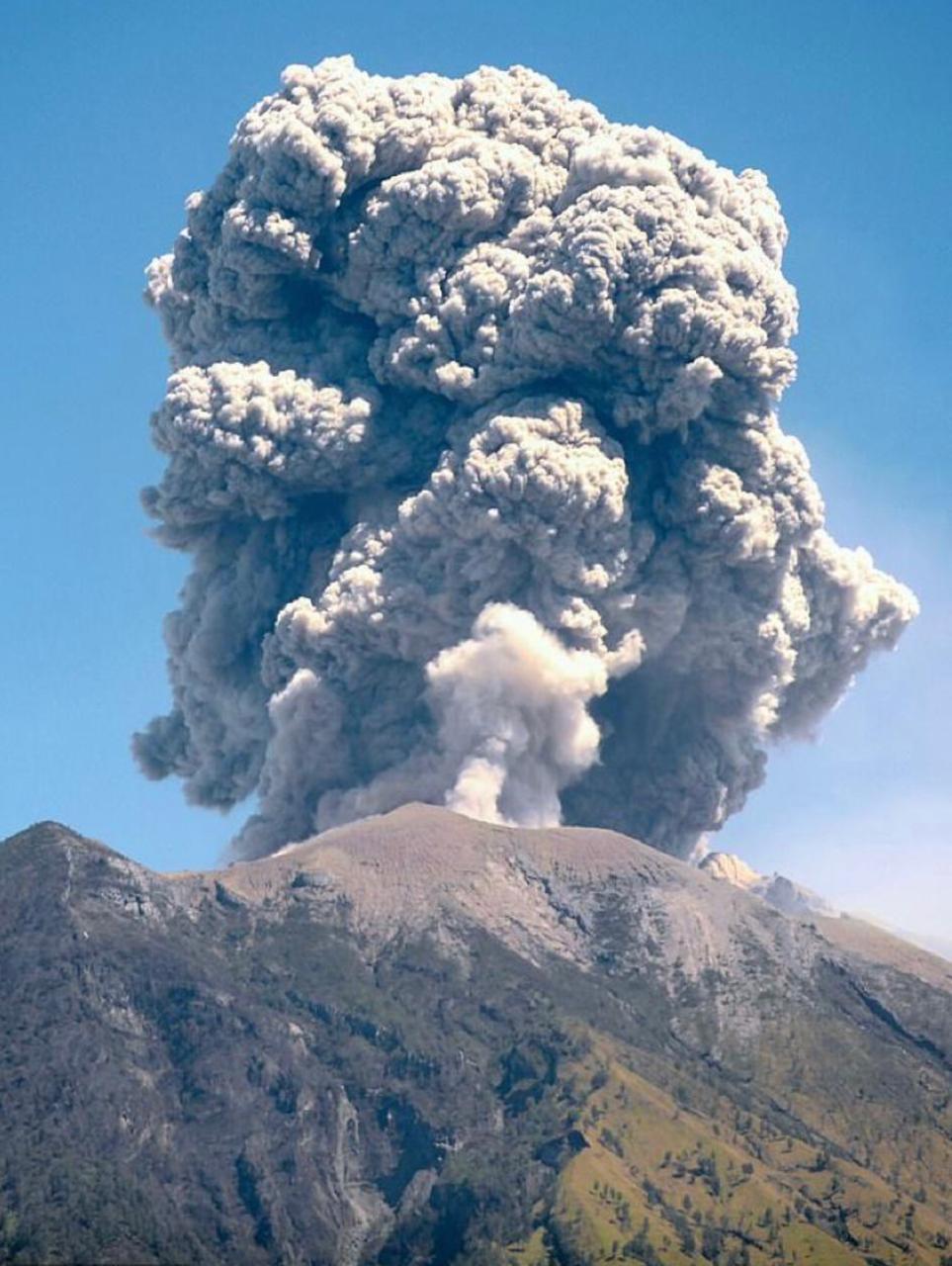 سحابة رمادية لبركان جبل أجونج فى إندونيسيا تهدد الرحلات الجوية