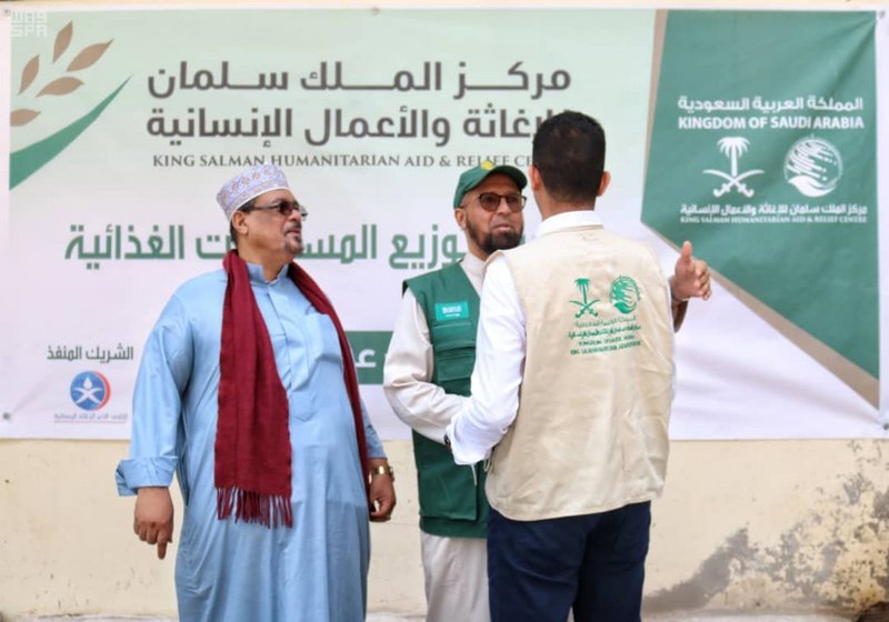 “إغاثي الملك سلمان” يدشن توزيع 8500 سلة غذائية في عدن
