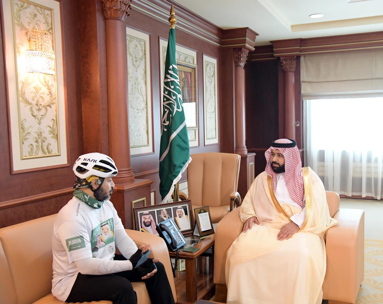 نائب أمير منطقة جازان يستقبل الرحالة السعودي عبدالله زين الدين