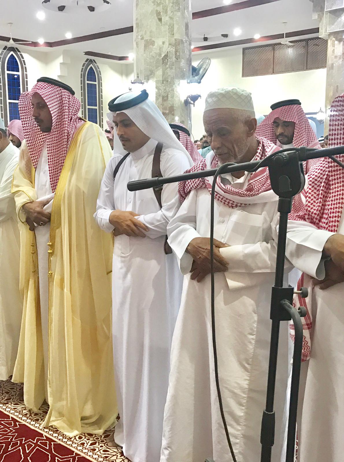 رئيس مركز القصبة يؤدي صلاة الميت على الشيخ هادي العبدلي