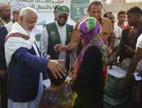 توزيع مساعدات غذائية لنازحي الحديدة في عدن