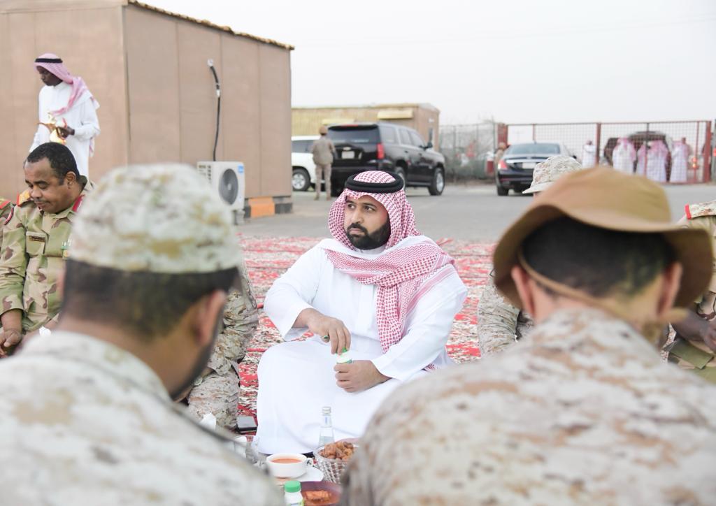 نائب أمير جازان يشارك أفراد القوات المسلحة المرابطين بالحد الجنوبي بالمنطقة وجبة الإفطار