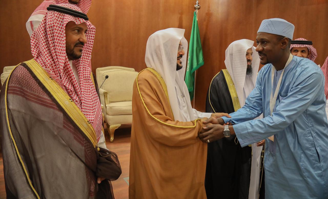 وزير الشؤون الإسلامية يلتقي سمو الأمير بندر بن سلمان رئيس لجنة الدعوة في أفريقيا وعدد من أعضاء اللجنة