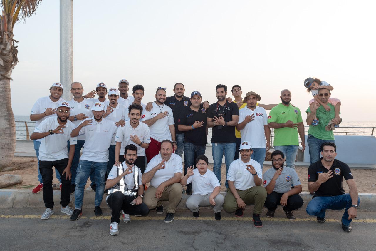 40 غواصا يشاركون في حملة “إفطارك علينا” بكورنيش جدة