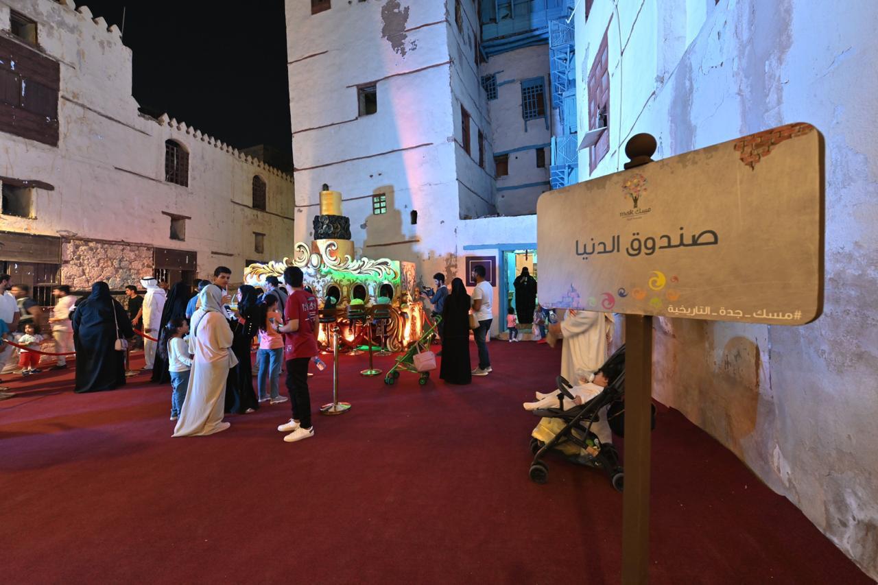 “صندوق الدنيا”.. يشد انتباه جيل التقنية في “مسك جدة التاريخية”