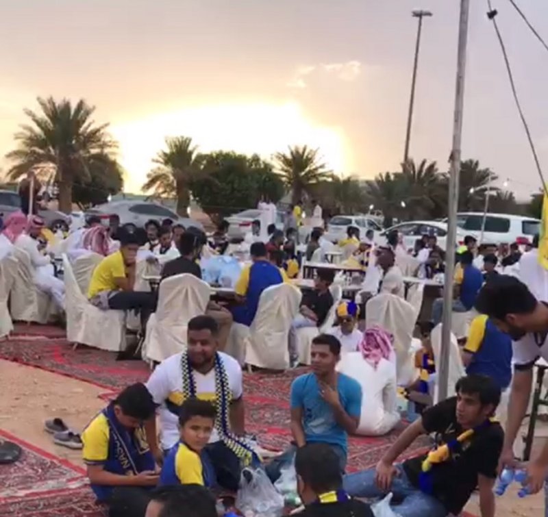 جماهير النصر تتناول الإفطار في ساحات ملعب استاد الملك فهد