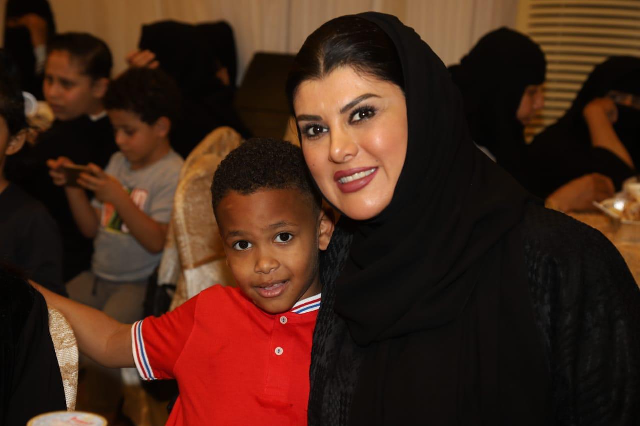 الأميرة دعاء بنت محمد ترسم البسمه علي وجوه 300 طفل من ايتام جدة في جو عائلي