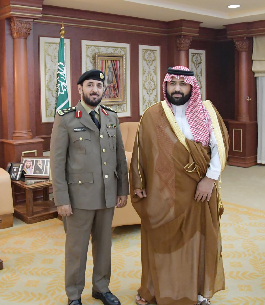 الأمير محمد بن عبدالعزيز  يقلد مدير مكافحة المخدرات بالمنطقة رتبته الجديدة