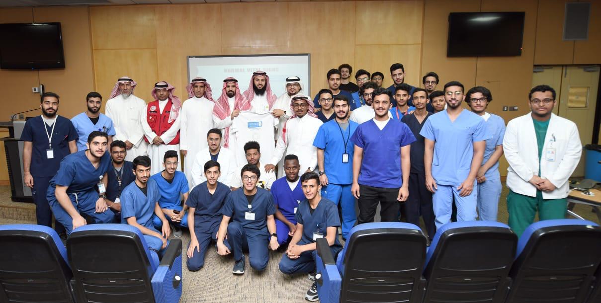 كثر من 60 طالب وطالبة بفريق جامعة الملك سعود التطوعي يشارك بعمل إنساني في خدمة ضيوف الرحمن