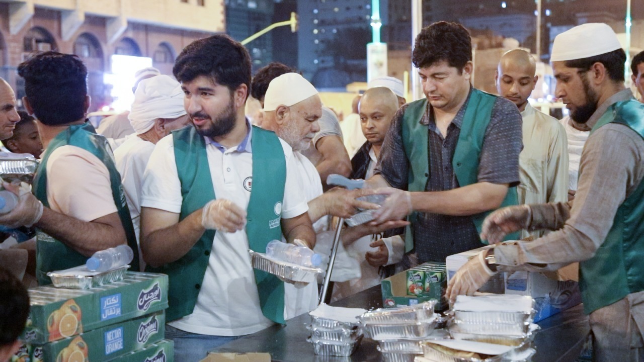 جمعية مكارم تُوزع 50 ألف وجبة سحور للمعتمرين خلال العشر الأواخر من رمضان