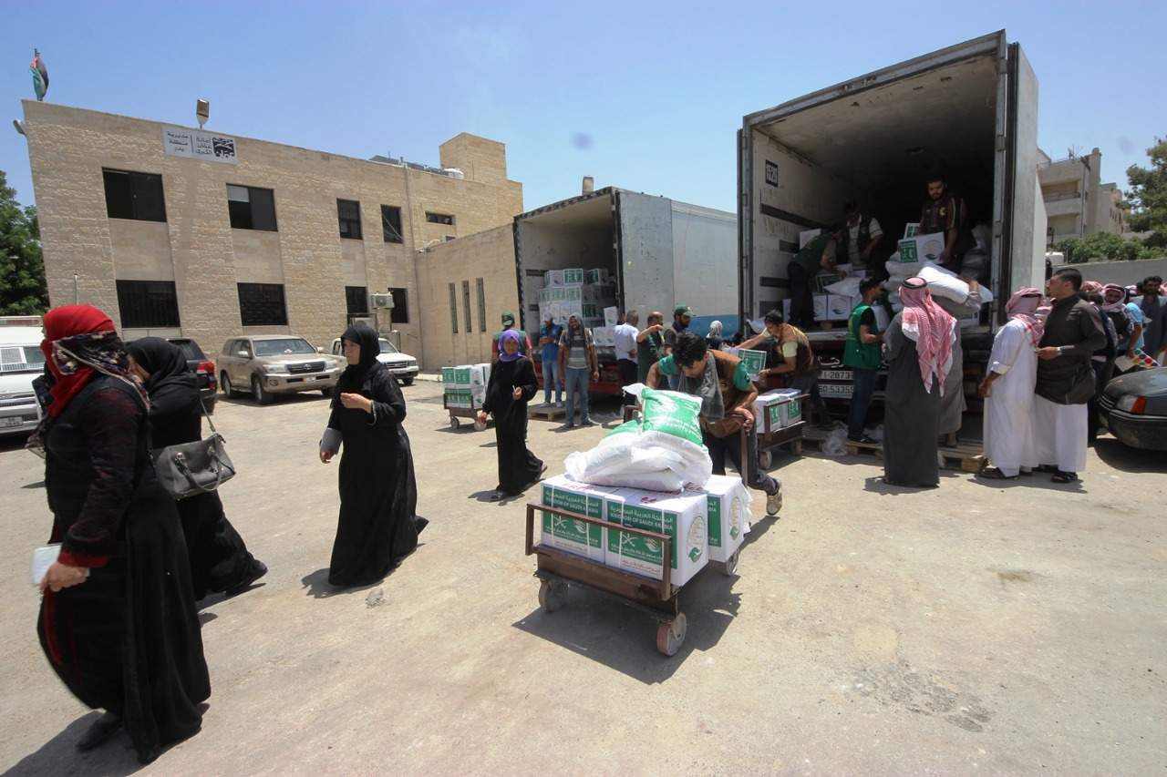 مركز الملك سلمان يُوزع 48 طناً من السلال الرمضانية على اللاجئين السوريين في الأردن