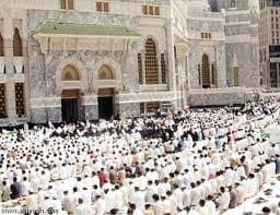ضيوف بيت الله يؤدون بالمسجد الحرام آخر جمعة من شهر رمضان لعام1440هـ
