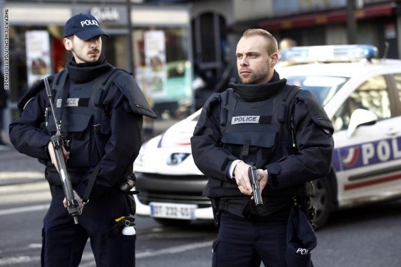 الشرطة الفرنسية: مسلح يحتجز رهائن في تولوز جنوبي البلاد