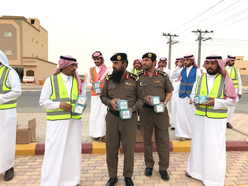 محافظ الأفلاج يشارك المتطوعين في مشروع “رمضان أمان” بتوزيع الإفطار السيار