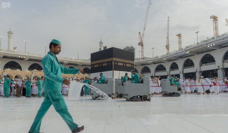 رئاسة شؤون الحرمين تجنّد 4 آلاف عامل لتنظيف صحن المطاف ليلة 27 رمضان
