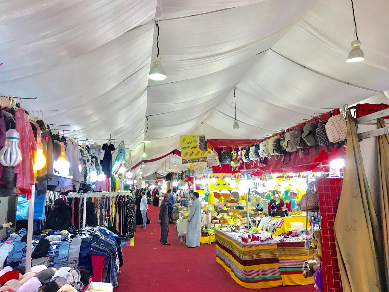 خيمة التسوق تستقطب زوار مهرجان صيف بلجرشي