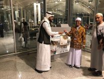 وكالة شؤون المسجد النبوي تستقبل الزائرين بالهدايا في مطار الأمير محمد بن عبدالعزيز الدولي بالمدينة المنورة
