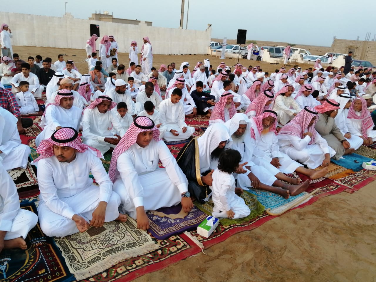 بالصور…أهالي قرية السبخة يؤدون صلاة العيد؛ ومركز النشاط يقيم حفل المعايدة للاهالي