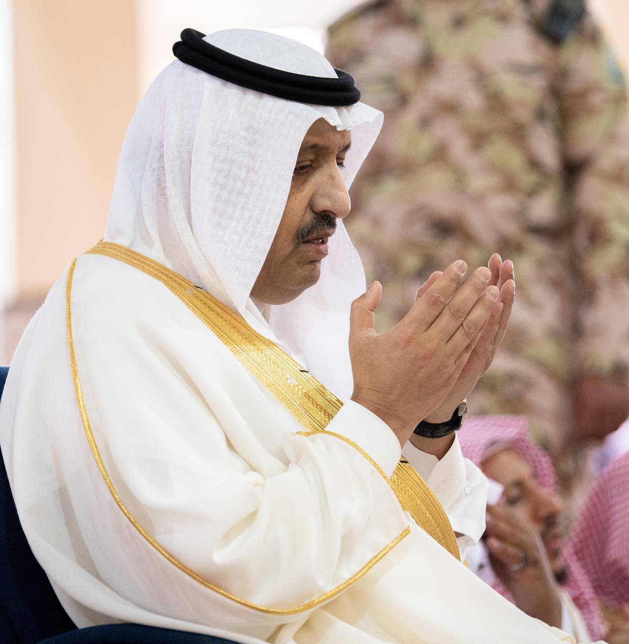 أمير الباحة يتقدم جموع المصلين في صلاة عيد الفطر المبارك