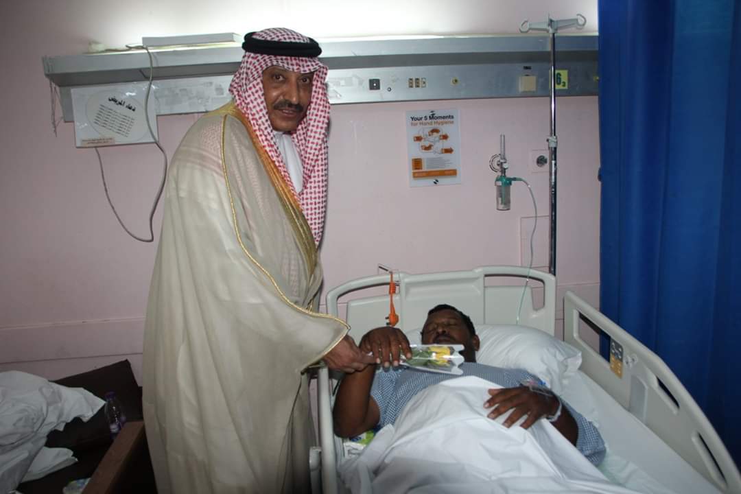 محافظ صامطة زعلة يعايد المرضى المنومين بالمستشفى