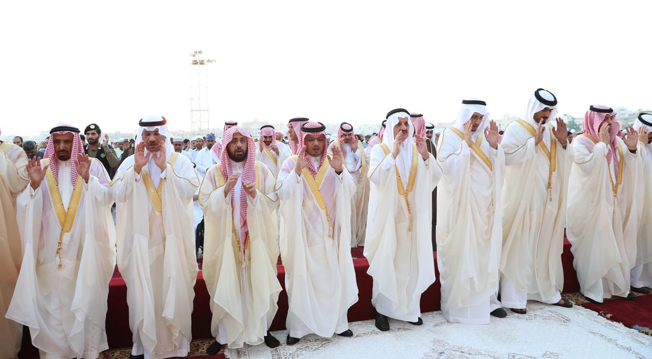الأمير سعود بن نايف والأمير أحمد بن فهد يقدمان المصلين في صلاة العيد بالمنطقة الشرقيةالدمام