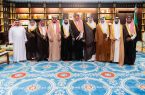 أمير منطقة الباحة يستقبل رئيس المجلس البلدي بالمنطقة الشرقية بمكتبة بالأمارة