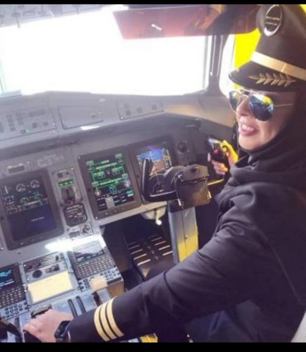 حققت الكابتن طيار ياسمين الميمني حلمها بقيادة أول رحلة طيران رسمية لها في المملكة كمساعد طيار، 