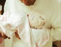 مواطن سعودي يرزق بطفلته الأولى بعد عقم دام ١٣عاماً..