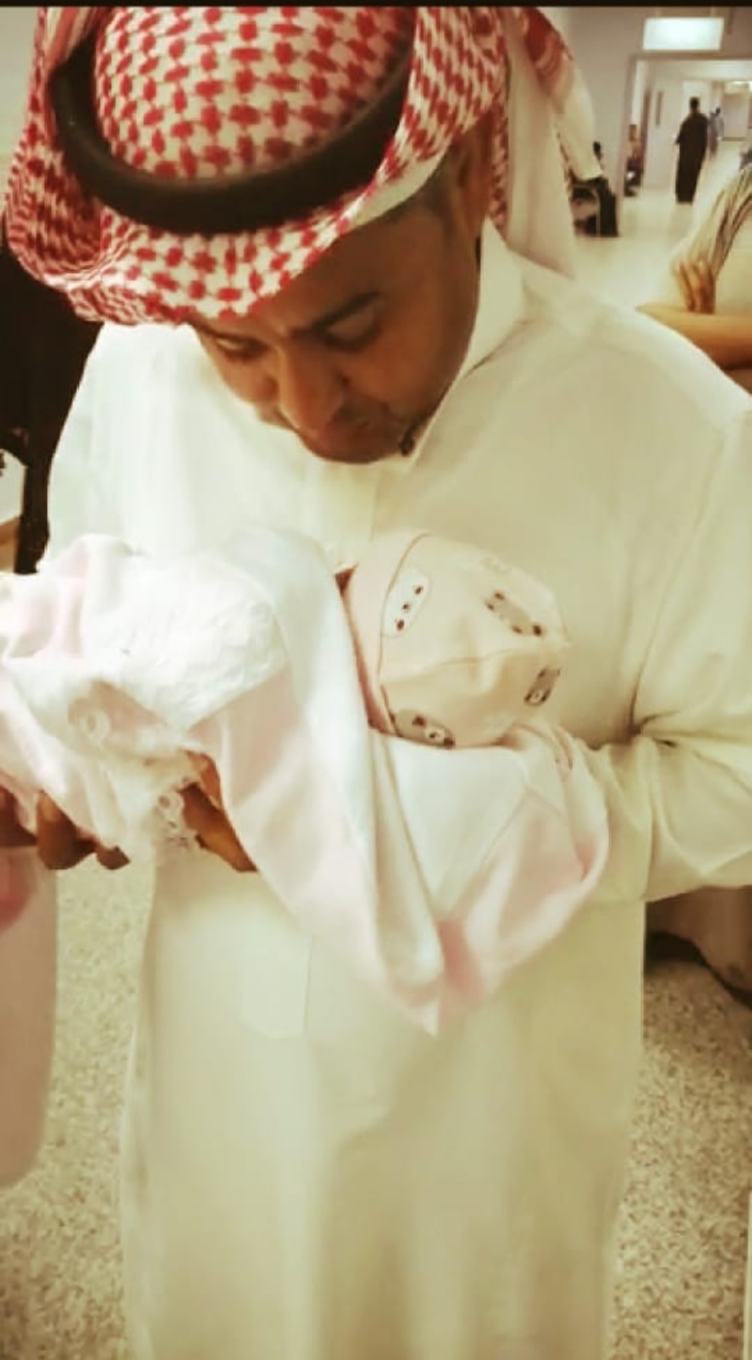 مواطن سعودي يرزق بطفلته الأولى بعد عقم دام ١٣عاماً..