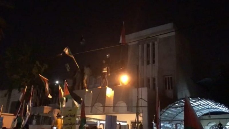 الحكومة العراقية تعرب عن أسفها لاقتحام متظاهرين السفارة البحرينية في بغداد