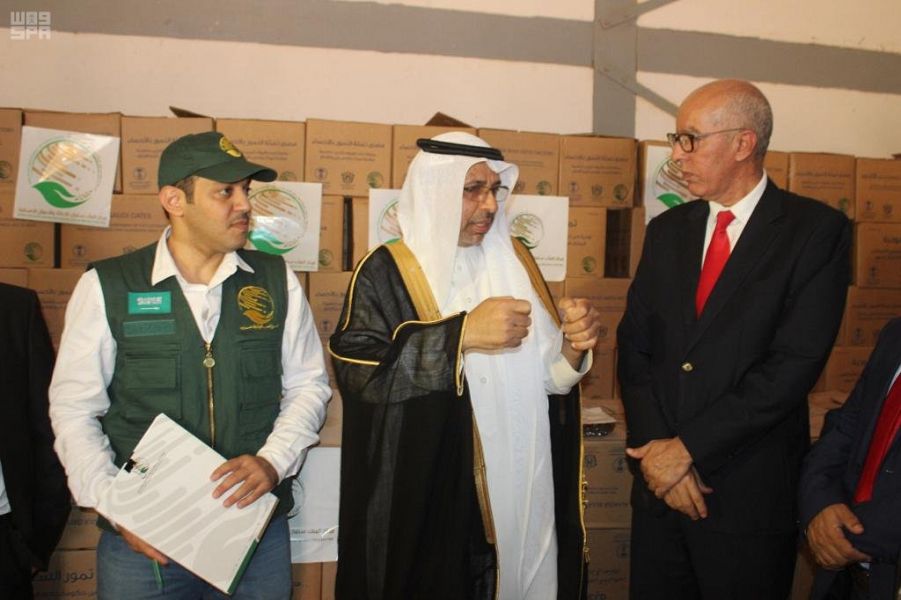 مركز الملك سلمان للإغاثة يسلم 100 طن من التمور هدية المملكة لموريتانيا