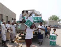 مركز الملك سلمان للإغاثة يوزع 300 سلة غذائية على النازحين والمتضررين بالحديدة