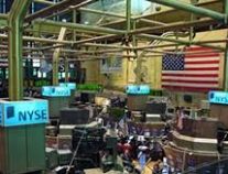 الأسهم الأمريكية تغلق مرتفعة بفضل آمال محادثات التجارة وخفض الفائدة