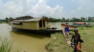 أكثر من 100 قتيل جراء فيضانات موسمية في بنغلادش
