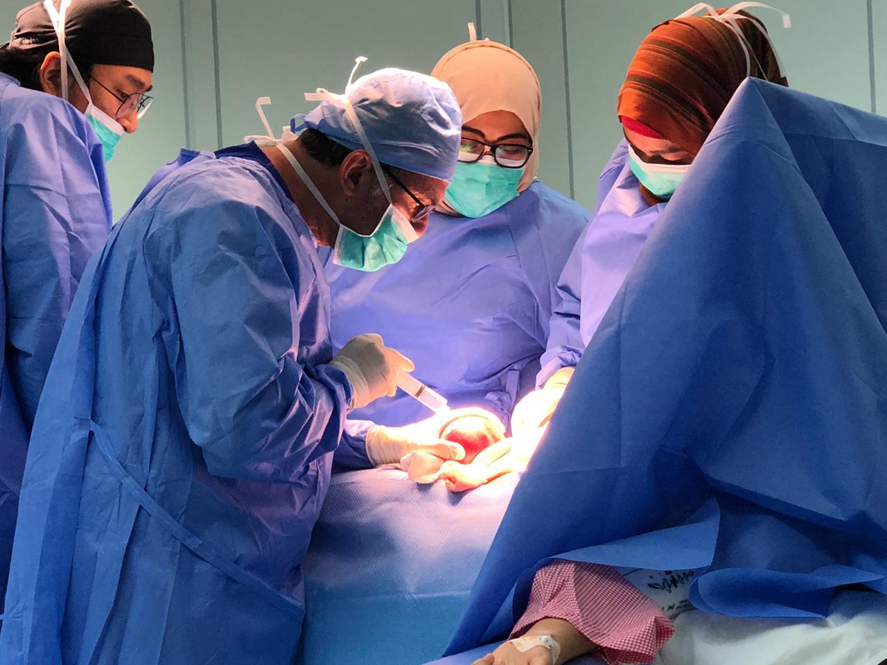 نجح فريق طبي بولادة مكة في عملية دقيقة ونادرة وإستئصال ورم من الرحم