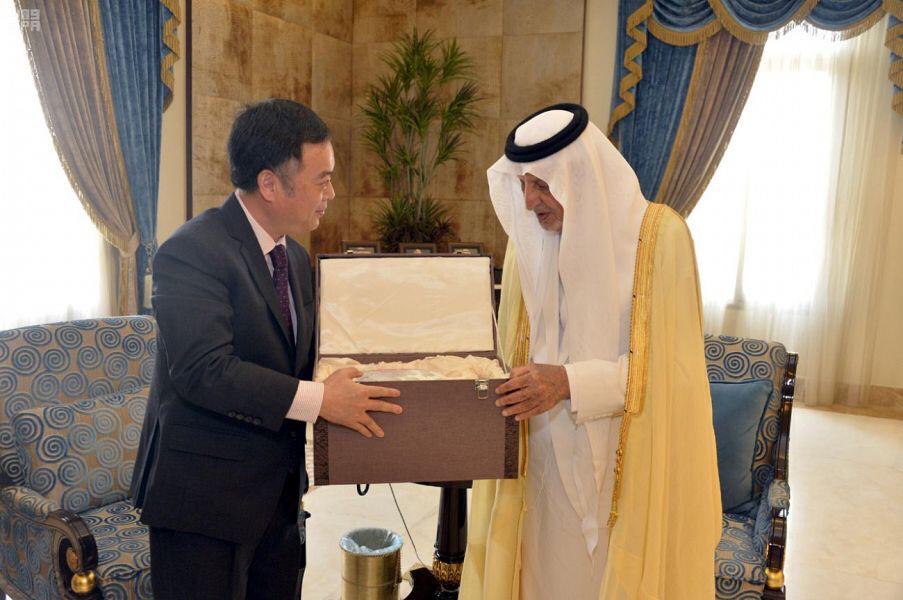 سمو الأمير خالد الفيصل يستقبل السفير الصيني لدى المملكة