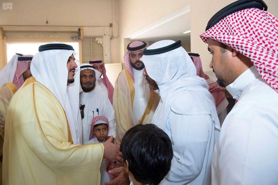 أمير منطقة الرياض بالنيابة ينقل تعازي القيادة لأسرة الشهيد المطيري