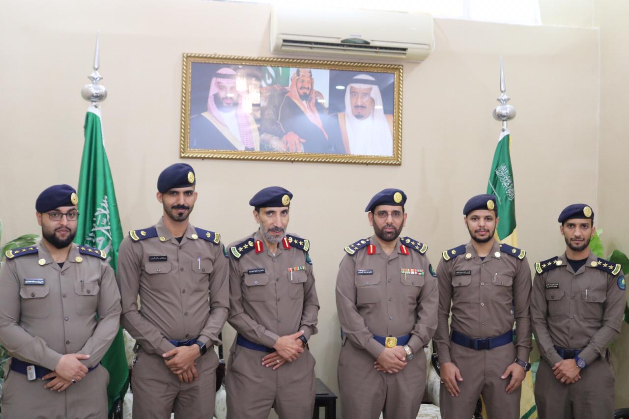 مدير الدفاع المدني بمنطقة الباحة يُقلد عدد من الضباط رتبهم الجديدة