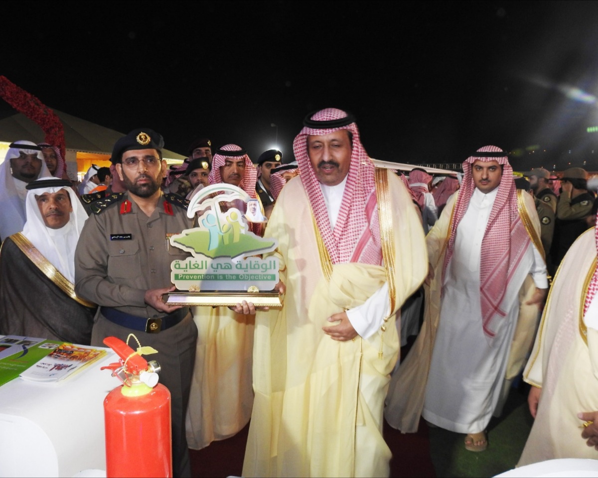 أمير منطقة الباحة يدشن فعاليات معرض الدفاع المدني تحت شعار ( الوقاية هي الغاية ) .