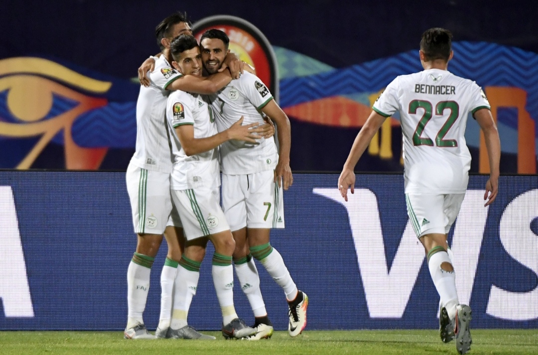 الجزائر تقصي غينيا بثلاثية وتصعد إلى ربع النهائي الإفريقي. 
