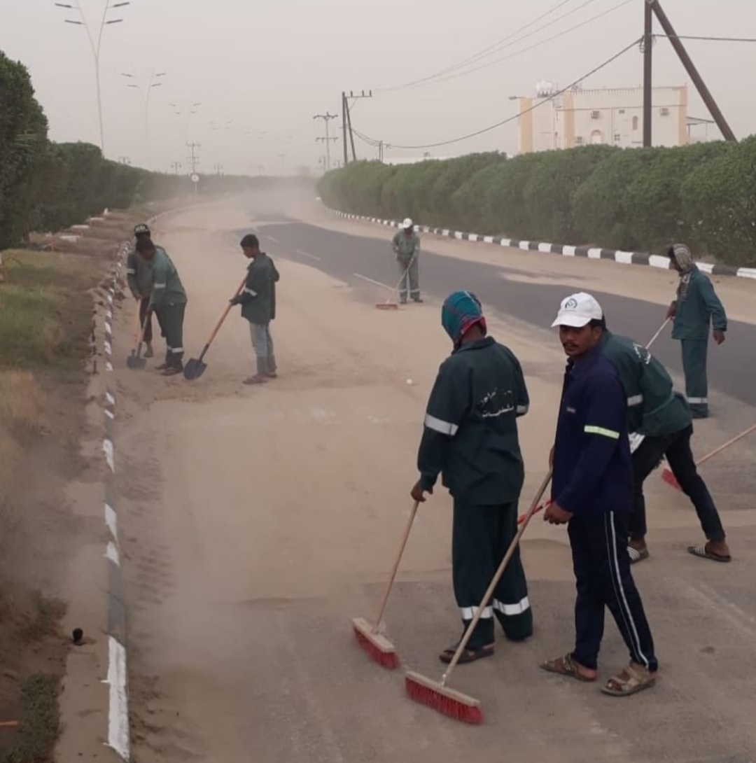إزالة الرمال والأتربة من الطرق الرئيسية والفرعية بـ “ساحل عسير” (صور) 