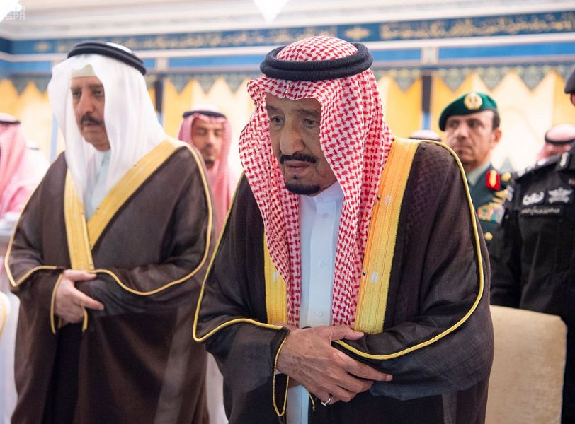 خادم الحرمين الشريفين يؤدي صلاة الميت على الأمير بندر بن عبدالعزيز آل سعود – رحمه الله –